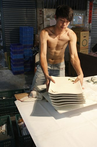 Bức ảnh chàng hot boy cởi trần bán bánh được chụp tại một khu chợ thuộc Đông Hồ, quận Nội Hồ, thành phố Đài Bắc. Nhân vật chính tên thật là Du Thắng Luân, năm nay 20 tuổi và có chiều cao 1m85.