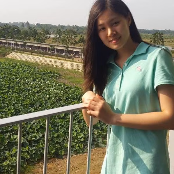 Với câu hỏi này, Bảo Ánh đã nhanh nhẹn trả lời và thông minh vừa đầy dí dỏm: "Em nghĩ sẽ là chồng tương lai của em. Đấy là đặc quyền của người phụ nữ. Mình đẹp mình có quyền phải không ạ". Cách trả lời tự nhiên của cô nàng đã tạo ấn tượng mạnh, khiến ban giám khảo, khán giả vỗ tay không ngừng.