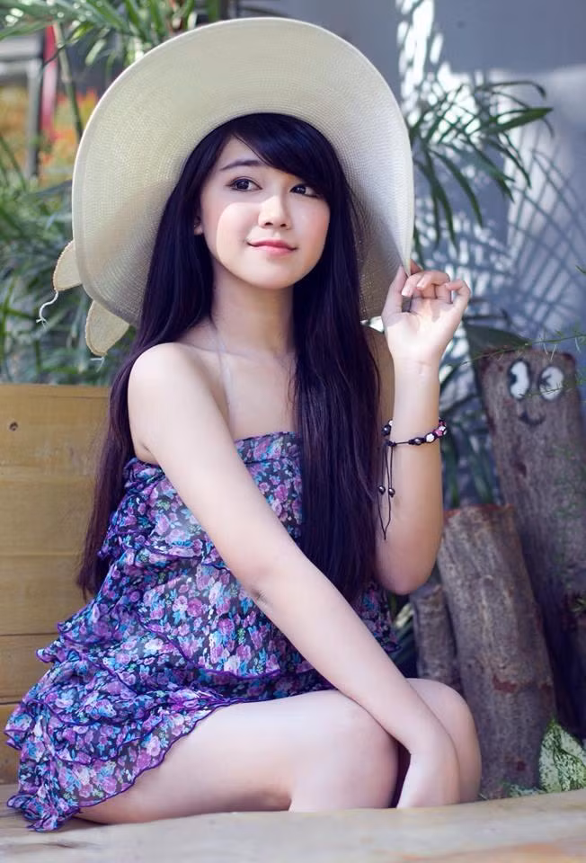 Bên cạnh vẻ đẹp quyến rũ, Mộng Tuyền còn là một 9X rất đa tài. Tự tin và rất ăn hình, năng động với công việc người mẫu, Mộng Tuyền còn khiến không ít dân mạng mê mệt bởi giọng hát của mình.