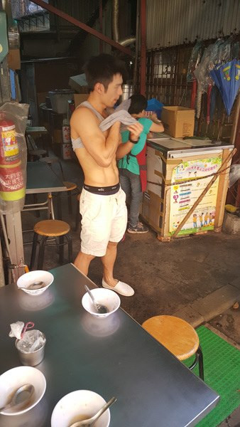 Loạt ảnh gây bão mạng của Dị Thiên Thần được cho là do một vị khách ăn tào phớ chụp lại, sau đó đăng lên mạng với dòng mô tả cực "kêu" - "Mỹ nam bán tào phớ". Ngay lập tức, nhân vật chính trong loạt ảnh được dân mạng truy lùng, tìm kiếm thông tin không ngừng.