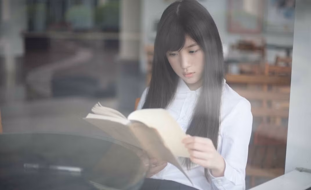 Nhiều dân mạng nhận xét, vẻ đẹp trong sáng của Ngô Tây còn ăn đứt cả Chương Chiết Thiên, cô gái trẻ xinh đẹp với biệt danh hot girl trà sữa nổi tiếng khắp mạng châu Á.