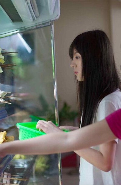 Không chỉ mê mẩn khuôn mặt của cô nữ sinh mà cách ăn mặc giản dị, áo sơ mi trắng đơn giản, nhẹ nhàng, thanh thoát cũng là một điểm ấn tượng với dân mạng. Cô gái trẻ nhanh chóng được đặt biệt danh hot girl căng tin trường và được "truy lùng" thông tin cá nhân.