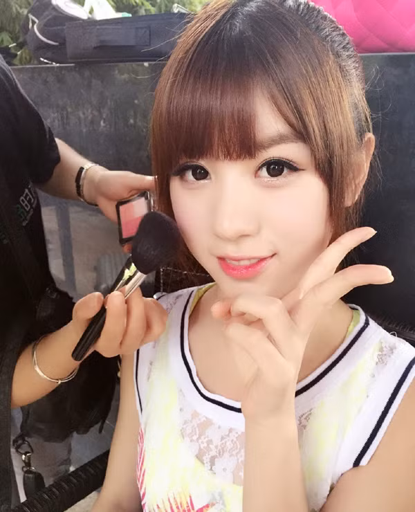 Sau bộ ảnh chụp trong căng tin gây sốt, Ngô Tây còn tạo nên một phong trào thú vị trên mạng Trung Quốc khi rất nhiều bạn trẻ, dân mạng đã rủ nhau mặc áo sơ mi trắng để chụp ảnh, đọ nhan sắc với nhau.