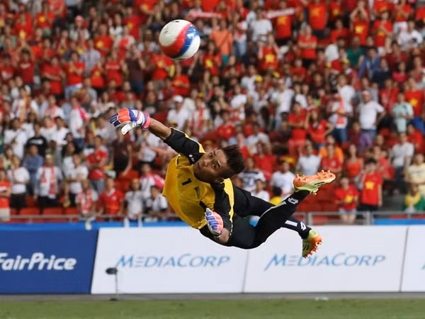 Trang Goal phiên bản Thái Lan vừa công bố đội hình tiêu biểu, tập hợp các cầu thủ xuất sắc, được đánh giá cao nhất tại SEA Games 28. Các chuyên gia lựa chọn đội hình 4-1-4-1, án ngữ khung thành là thủ môn Kyaw Zin Phyo của Myanmar. Đây chính là thủ môn đã liên tục cản phá những pha dứt điểm của Mạc Hồng Quân giúp U23 Myanmar có được chiến thắng may mắn ở trận bán kết gặp U23 Việt Nam.