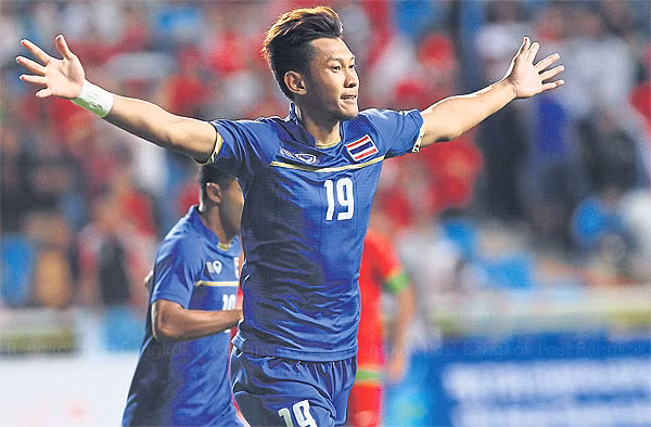 Trở lại với đội hình tiêu biểu mà trang Goal bình chọn, vị trí tiền đạo không ai khác là Chananan Pombuppha. Đây là chân sút chủ lực của U23 Thái Lan, trong trận đấu gặp Indonesia, cầu thủ này đã ghi đến 4 bàn thắng và thể hiện được bản năng "sát thủ" của mình. Anh cũng là cầu thủ đạt danh hiệu "Vua phá lưới" tại SEA Games 28, góp công lớn giúp U23 Thái Lan giành huy chương vàng.