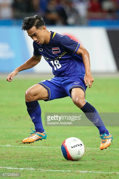 Vị trí tiền vệ trung tâm trong đội hình tiêu biểu SEA Games là một cái tên đẳng cấp, Chanathip Songkrasin. Anh chính xác là một con thoi hoạt động không biết ngừng nghỉ ở khu vực giữa sân, là linh hồn trong lối chơi của U23 Thái Lan. Đây cũng là tiền vệ trung tâm được đánh giá cao nhất ở Đông Nam Á hiện tại.