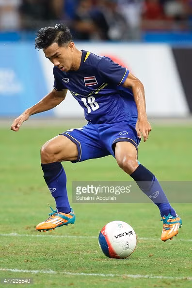 Vị trí tiền vệ trung tâm trong đội hình tiêu biểu SEA Games là một cái tên đẳng cấp, Chanathip Songkrasin. Anh chính xác là một con thoi hoạt động không biết ngừng nghỉ ở khu vực giữa sân, là linh hồn trong lối chơi của U23 Thái Lan. Đây cũng là tiền vệ trung tâm được đánh giá cao nhất ở Đông Nam Á hiện tại.