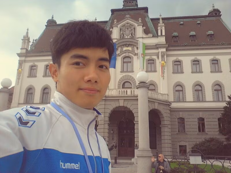 Không chỉ tài năng, Phạm Phước Hưng còn chinh phục khán giả nhà bằng về bề ngoài của anh. Chàng trai trẻ sở hữu khuôn mặt rất "baby", thân hình rắn rỏi và cơ bụng 6 múi đặc biệt quyến rũ phái đẹp.