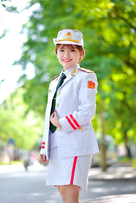 Hệ Quân sự trường Đại học Văn hóa Nghệ thuật Quân đội 7 năm mới lại có một khóa và Nhật Linh là một trong số rất ít học viên đỗ vào hệ này. Xinh xắn và có năng khiếu về nghệ thuật, cô bạn chân ngắn đáng yêu Nhật Linh với ngoại hình ưa nhìn đã tạo được ít nhiều ấn tượng với bạn bè trong trường và trên mạng xã hội.