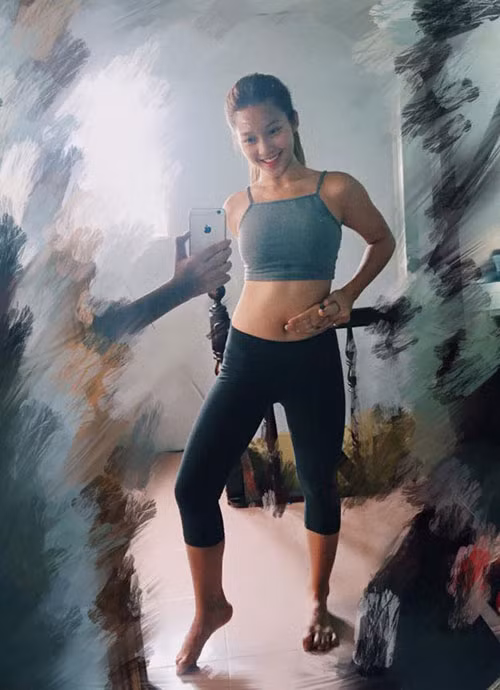 Hot girl Khả Ngân, vốn nổi tiếng với khuôn mặt, vóc dáng đẹp không tỳ vết, nhưng trong thử thách chạm tay vào rốn, cô nàng cũng gặp không ít khó khăn. Dáng đứng "bá đạo" và động tác vặn tay của Khả Ngân được nhiều dân mạng "nịnh" là rất đáng yêu.