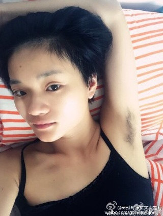 Một dân mạng Weibo đã chỉ trích: “Cuộc thi này được tổ chức để làm gì vậy? Tôi thấy những bức ảnh này trông thật thô thiển và gớm ghiếc. Đừng tỏ ra nguy hiểm nữa, cũng đừng chỉ vì vài cọng lông ai muốn để thì để, ai muốn cạo thì cạo mà phải nghĩ ra cái cuộc thi nhạt nhẽo như vậy”.