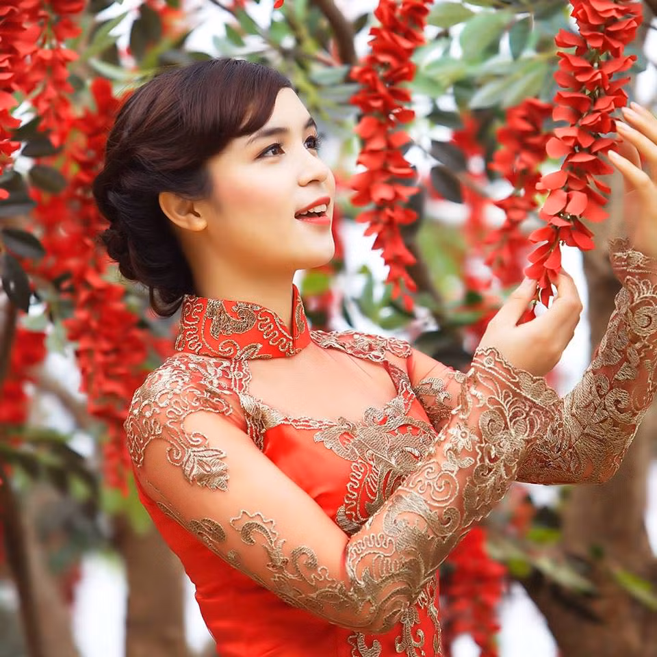 Ngắm nhan sắc chị Kính Hồng trẻ trung, đáng yêu.