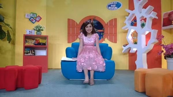 Về công việc, Nguyễn Thị Hằng chắc đã khá quen mặt với khá nhiều khán giả truyền hình, đặc biệt là các em nhỏ khi cô từng hóa thân thành chị Kính Hồng đáng yêu của chương trình "Chúc bé ngủ ngon" phát sóng trên kênh VTV 3.