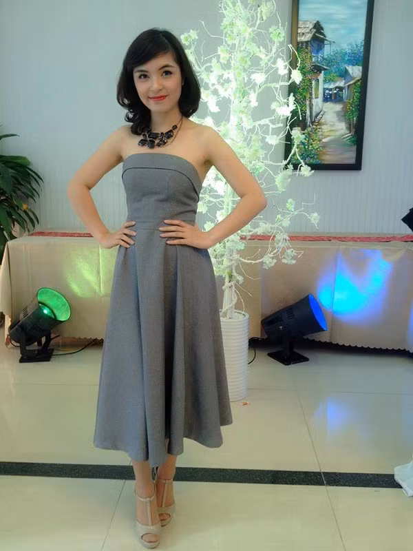 Nguyễn Thị Hằng, sinh năm 1992, là chị gái Hòa Minzy. Xinh đẹp, tài năng không kém gì cô em nổi tiếng, Nguyễn Thị Hằng là gương mặt trẻ đã khá quen mặt trên truyền hình, từng xuất hiện trên trang bìa nhiều tạp chí, tờ báo dành cho tuổi teen, sinh viên.