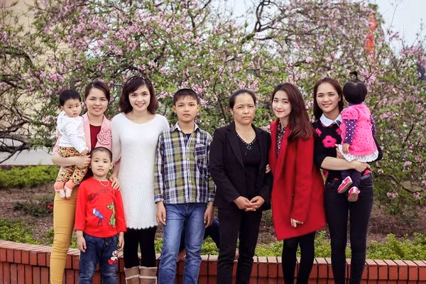 Hằng và Hòa là những thành viên trong gia đình có cả thảy 5 chị em. Dưới Hòa Minzy vẫn còn một em trai nữa. Dù rất yêu thương và thân thiết với nhau, nhưng do đặc thù công việc bận rộn, hai chị em Hằng và Hòa ít có những tấm hình chụp chung với nhau.