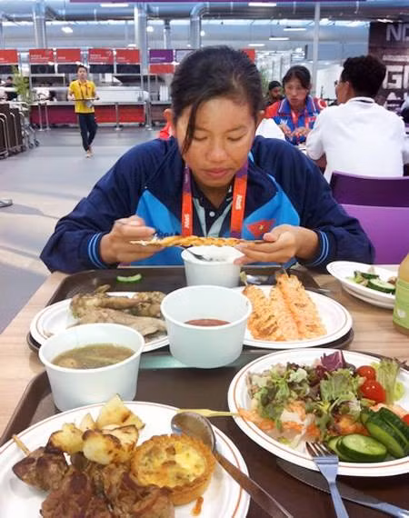 Riêng về chế độ ăn, dinh dưỡng của mình, trong buổi giao lưu mới đây, Nguyễn Thị Ánh Viên cũng đính chính lại rằng chế độ 1kg thịt bò, 50 con tôm, 1 đĩa mỳ to, 1 đĩa rau trộn, 1 lít sữa tươi... được chia thành nhiều bữa trong ngày, không phải Ánh Viên ăn tất cả số thực phẩm này chỉ trong một bữa.