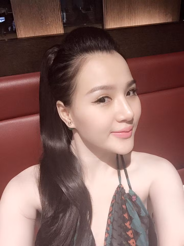 Làn da trắng nõn nà, khuôn mặt tươi tắn, giàu sức sống và đặc biệt là vòng eo con kiến, thân hình nhiều đường cong gợi cảm... khiến nhiều cô gái trẻ tuổi hơn cũng phải ghen tị.