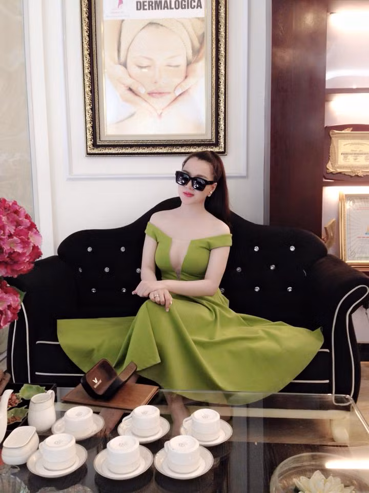 Chính sự nhiệt tình chia sẻ, những hình ảnh đời thường với vóc dáng đẹp, khuôn mặt trẻ hơn tuổi thật rất nhiều khiến bà mẹ hai con Ngọc Châm được rất nhiều dân mạng khen ngợi và tin tưởng, cám ơn vì những gì chị đã chia sẻ.