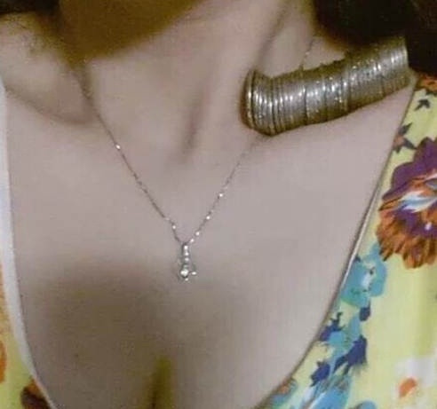 Những bức ảnh "tự sướng" kiểu "nửa kín nửa hở" như thế này, kèm theo đống tiền xu ở hõm xương vai khiến không ít cô gái trẻ cảm thấy tự hào về bản thân khi chứng minh được việc mình có một thân hình mảnh mai, quyến rũ.