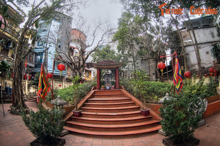 Phía sau đình Đại Yên có một gò đất khá lớn, tương truyền là mộ của công chúa Ngọc Hoa. Vào các dịp lễ Tết, nhiều người tới đây thắp hương, thăm viếng, nhưng không phải ai cũng biết rõ về câu chuyển lịch sử phía sau ngôi mộ này.