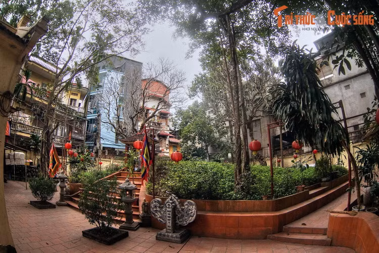 Các sử liệu cũ kể rằng, vào thời Lý, có một người tên gọi Trần Huấn quê ở Phúc Lâm (thuộc huyện Yên Định, tỉnh Thanh Hóa ngày nay) ra Thăng Long dạy học, lấy vợ ở làng Đại Bi (tức Đại Yên ngày nay) phía Tây kinh thành.