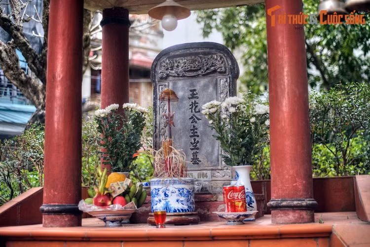 Trong khi ta và địch đang ở thế giằng co, Ngọc Hoa đã bàn với các tướng lĩnh để lập kế, vờ làm cô gái bán trầu, cau, thuốc lào... luồn vào sâu trong lòng địch thu thập tin tức.