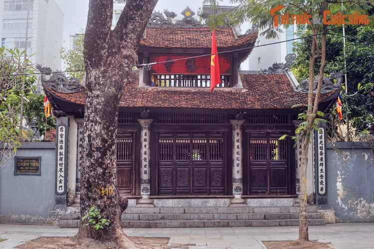 Ngày nay chùa Chân Tiên vẫn lưu giữ được những nét kiến trúc cổ kính, có từ sau lần di dời thứ hai. Tam quan của chùa hướng ra phố Bà Triệu, được xây hai tầng khá bề thế, tầng trên có có gác chuông.