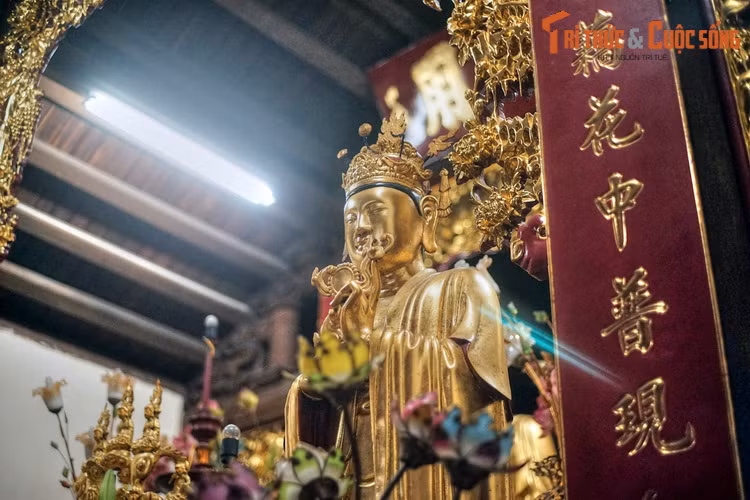 Chùa Chân Tiên còn lưu giữ được một hệ thống tượng Phật và tượng Mẫu da dạng, một số tượng có tuổi đời trên dưới một thế kỷ, được tạo tác rất tinh xảo.