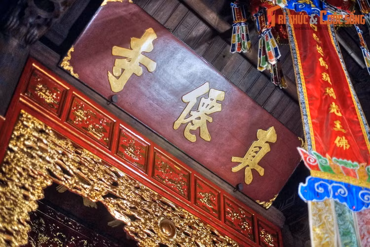 Nằm ở vị trí đắc địa trên một con phố huyết mạch của Hà Nội, chùa đón tiếp khá đông du khách thập phương vào những ngày rằm, mùng một và những ngày lễ truyền thống quan trọng khác.