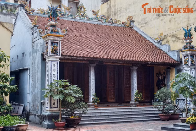 Phía bên trái chính điện có đình Phụ Khánh, ngôi đình cổ được di dời cùng chùa về đây vào thời Pháp thuộc.