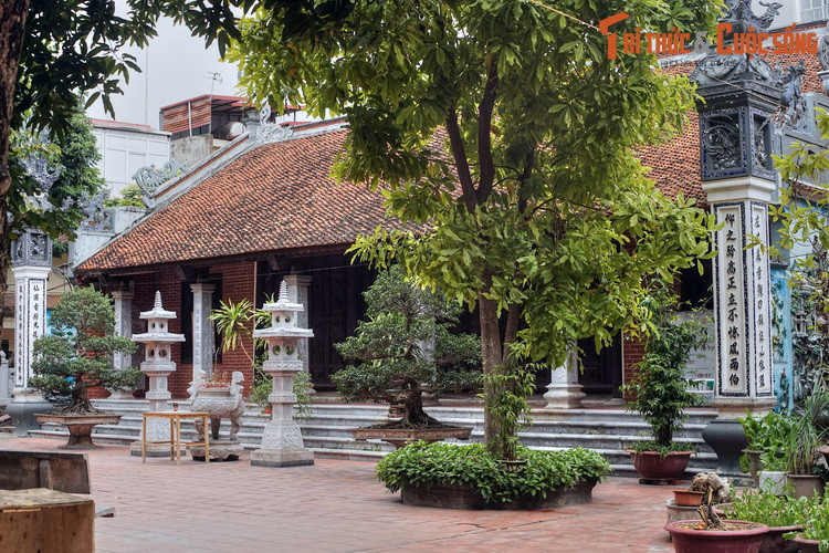 Từ tam quan đi thẳng vào sẽ là khu chính điện với quy mô khá lớn và rộng, được xây 5 gian, là nơi thờ các vị chư Phật. Sau chính điện có nhà thờ Mẫu và thờ Tổ.