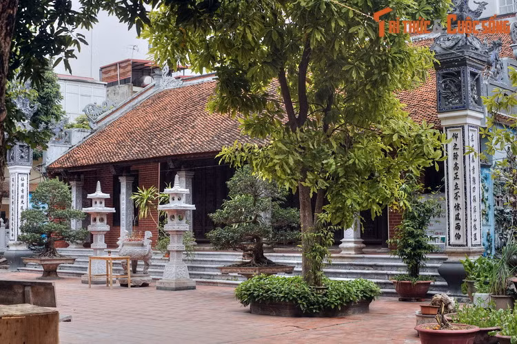 Từ tam quan đi thẳng vào sẽ là khu chính điện với quy mô khá lớn và rộng, được xây 5 gian, là nơi thờ các vị chư Phật. Sau chính điện có nhà thờ Mẫu và thờ Tổ.