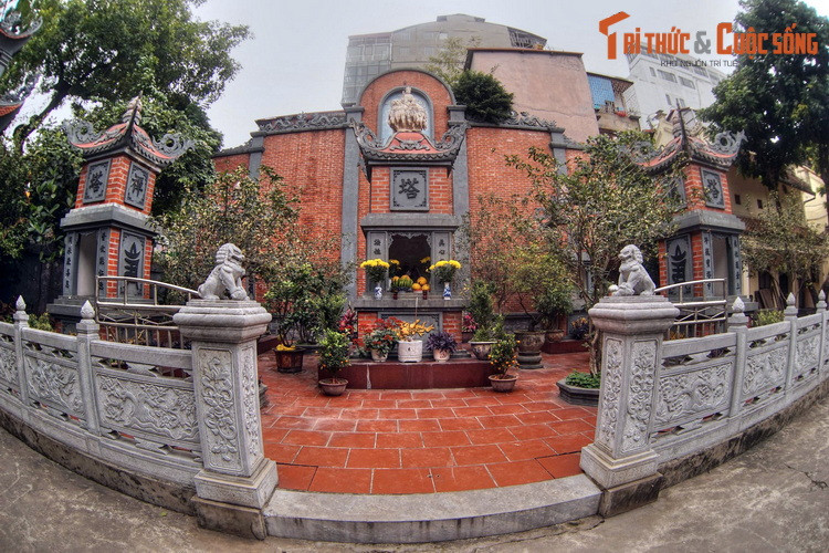 Khu tháp mộ của chùa nằm bên phải chính điện.