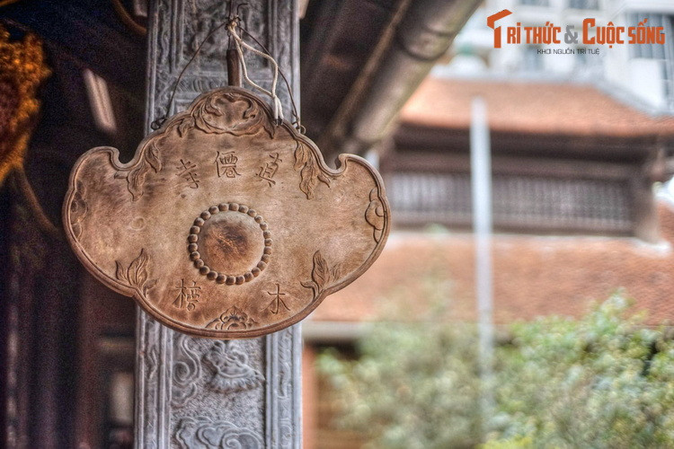 Do biến động lịch sử mà chùa đã hai lần di dời. Lần đầu chùa chuyển về thôn Phụ Khánh, tổng Tiền Nghiêm (khoảng phố Thợ Nhuộm – Lý Thường Kiệt ngày nay), sau một trận hỏa hoạn lớn. Kể từ đó chùa Báo Thiên xưa bị bỏ hoang, sau này bị người Pháp phá dỡ để xây nhà thờ Lớn.