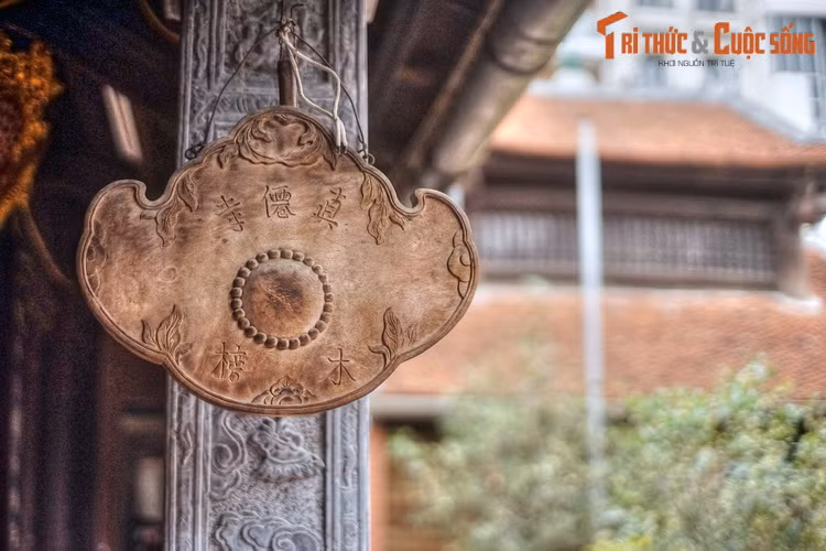 Do biến động lịch sử mà chùa đã hai lần di dời. Lần đầu chùa chuyển về thôn Phụ Khánh, tổng Tiền Nghiêm (khoảng phố Thợ Nhuộm – Lý Thường Kiệt ngày nay), sau một trận hỏa hoạn lớn. Kể từ đó chùa Báo Thiên xưa bị bỏ hoang, sau này bị người Pháp phá dỡ để xây nhà thờ Lớn.