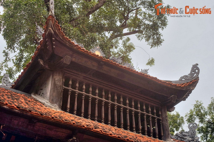 Theo bài viết của TS Hoàng Anh Tuấn đăng trên tạp chí Nghiên cứu Phật học tháng 7/2021, tiền thân của chùa Chân Tiên chính là chùa Báo Thiên, ngôi chùa nằm bên hồ Lục Thủy (hồ Gươm) đã đi vào huyền thoại nhờ quy mô to lớn và ngọn tháp Báo Thiên được liệt vào An Nam tứ đại khí.