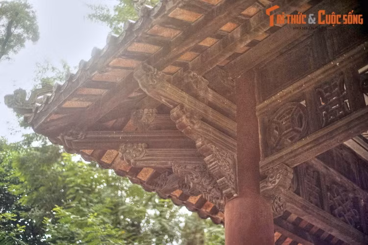 Có thể nói cụm công trình Đài Tử sĩ - nhà bia tưởng niệm Chiến sĩ trận vong ở Hà Nội từng có vai trò tương tự bia Quốc Học/ Đài tưởng niệm Chiến sĩ trận vong ở Huế, mà ngày nay là một di tích lịch sử quan trọng ở Cố đô.