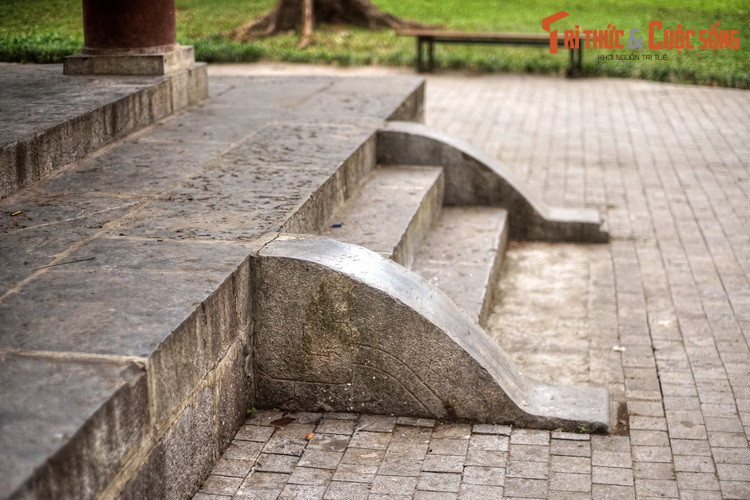 Bốn mặt nhà bia có bốn dãy bậc cấp dẫn lên nền, cũng được ghép bằng đá.