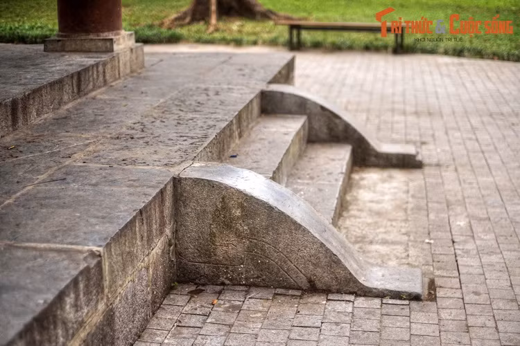 Bốn mặt nhà bia có bốn dãy bậc cấp dẫn lên nền, cũng được ghép bằng đá.