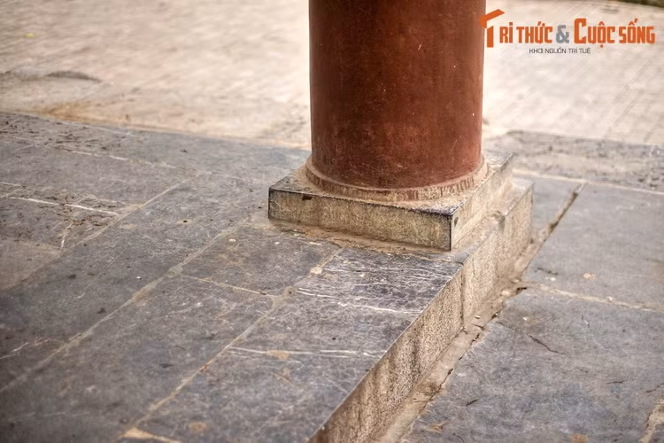 Nền nhà bia được ghép bằng những khối đá lớn và dày, đem lại sự vững chắc và bế thế cần có của một công trình tưởng niệm.