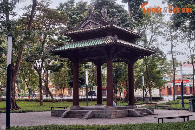 Dù thường đi ngang qua, không phải ai cũng biết rằng đây là một công trình có tuổi đời hơn một thế kỷ, gắn liền với lịch sử của thành phố Hà Nội thời thuộc địa.