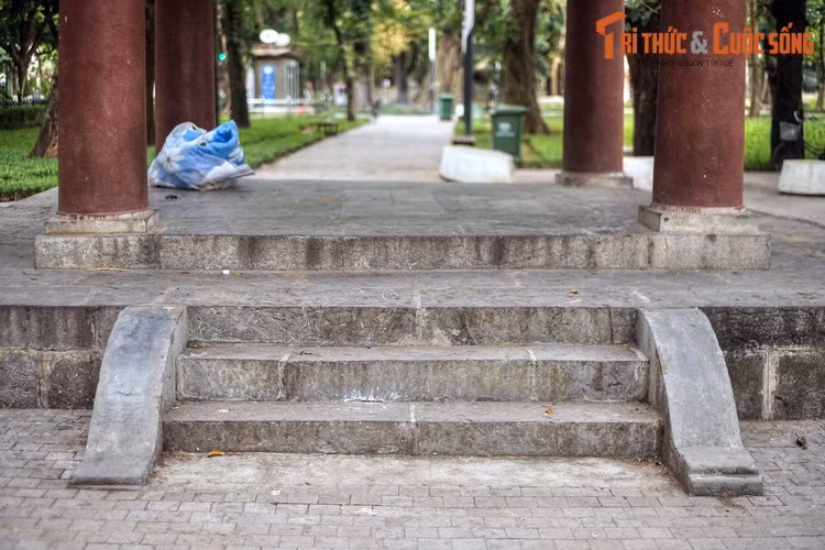 Có lẽ tấm bia trong nhà bia Chiến sĩ trận vong cũng bị kéo đổ vào thời điểm đó. Còn bản thân nhà bia được giữ lại vì đây vốn là một kiến trúc đẹp, hài hòa với cảnh quan và mang đậm dấu ấn bản địa.