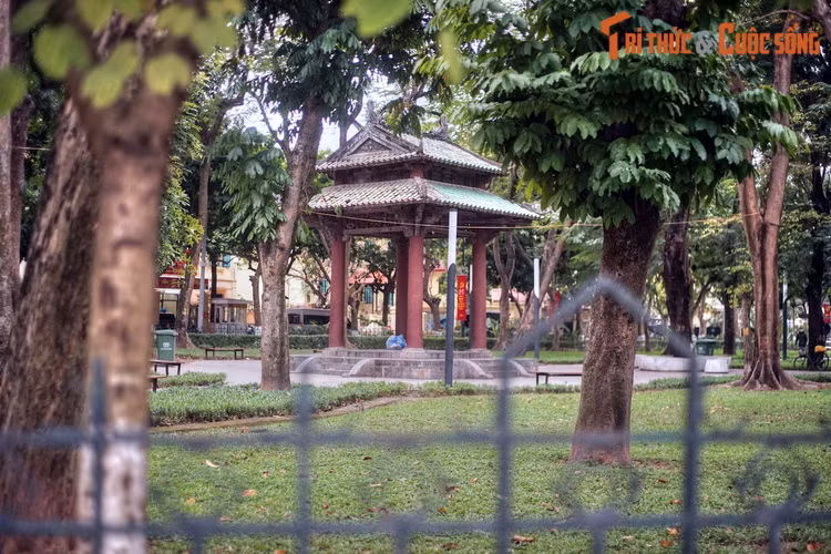 Ngược dòng thời gian, vào thời nhà Nguyễn, khu vực Tây Nam thành Hà Nội có một hồ nước lớn. Sau khi chiếm Hà Nội, người Pháp lấp hồ và quy hoạch một phần đất phía Đông hồ cũ thành vườn hoa, gọi là vườn hoa Robin.