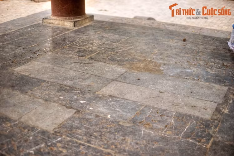 Chính giữa nền nhà có những phiến đá sáng màu, đánh dấu vị trí đặt bia tưởng niệm.