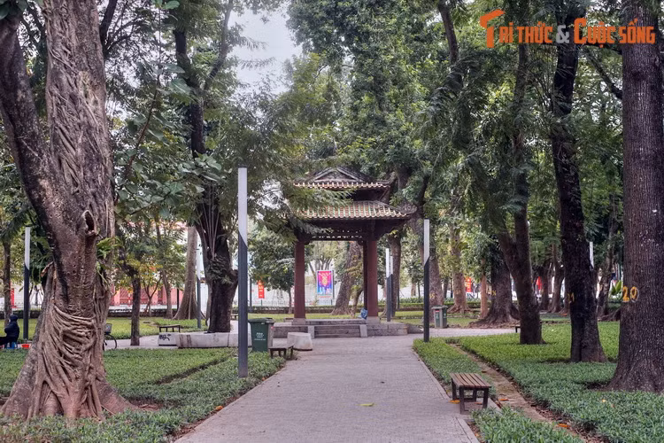 Đó là một công trình có dạng giống như lầu vọng cảnh thời xưa với bộ mái hai tầng đậm nét truyền thống, được chống đỡ bằng bốn cột trụ lớn bằng bê tông cốt thép đặt trên nền đá.