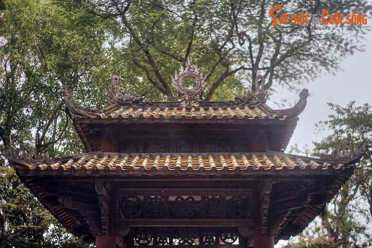 Bộ mái nhà bia lợp ngói ống với các đầu đao cong, mô típ linh vật, mặt trời... mang dáng vẻ thân thuộc của các đền chùa cổ ở Bắc Bộ.