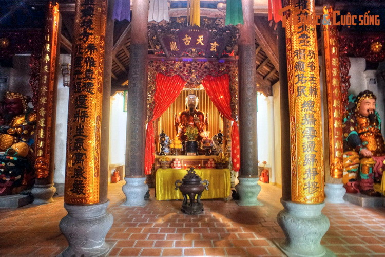 Tục thờ Huyền Thiên Trấn Vũ bắt nguồn từ một quan niệm cổ xưa trong văn hóa phương Đông, theo đó tất cả vì sao đều di chuyển vị trí, riêng sao Bắc Cực là bất động, do đó được xem là ngôi sao tôn quý nhất.