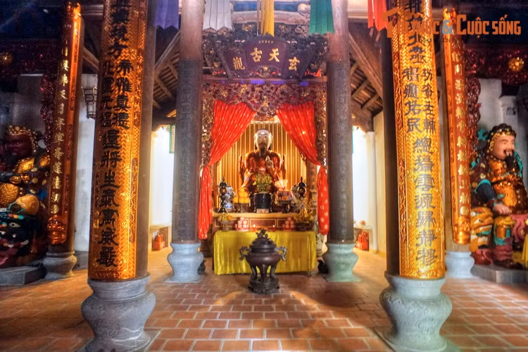 Tục thờ Huyền Thiên Trấn Vũ bắt nguồn từ một quan niệm cổ xưa trong văn hóa phương Đông, theo đó tất cả vì sao đều di chuyển vị trí, riêng sao Bắc Cực là bất động, do đó được xem là ngôi sao tôn quý nhất.