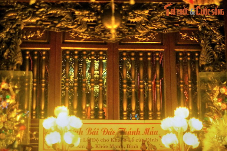 Trong đình, Phù Thánh Linh Nhân Hoàng Thái hậu Ỷ Lan được thờ ở khu hậu cung.