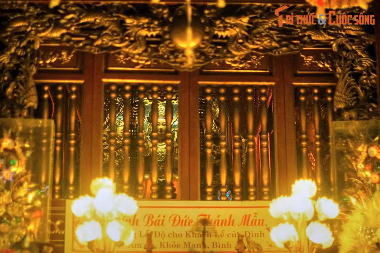 Trong đình, Phù Thánh Linh Nhân Hoàng Thái hậu Ỷ Lan được thờ ở khu hậu cung.